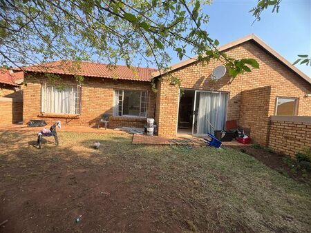 3 Bedroom Townhouse in Heuwelsig Estate