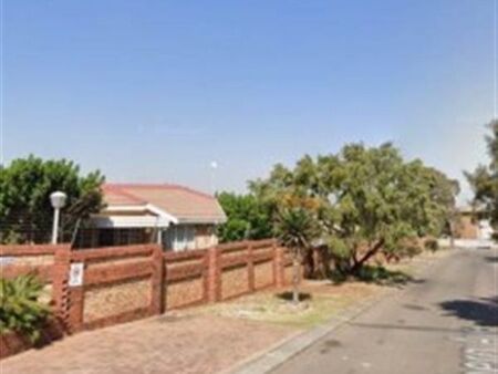 2 Bedroom House in Die Hoewes