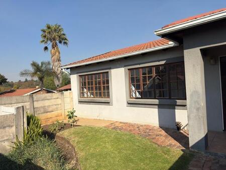 2 Bedroom Apartment in Roodepoort North