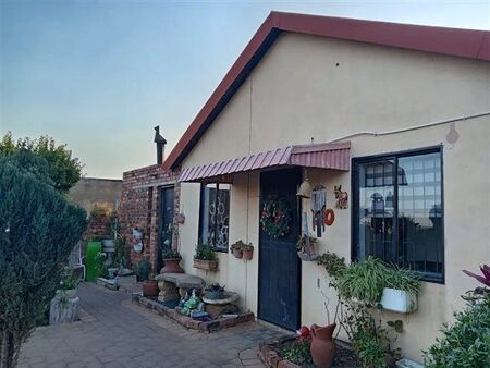 2 Bedroom House in Lotus Gardens