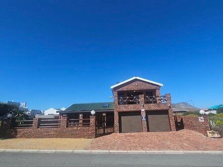 4 Bedroom House in De Kelders
