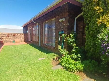 2 Bedroom Simplex in Mayfield Park