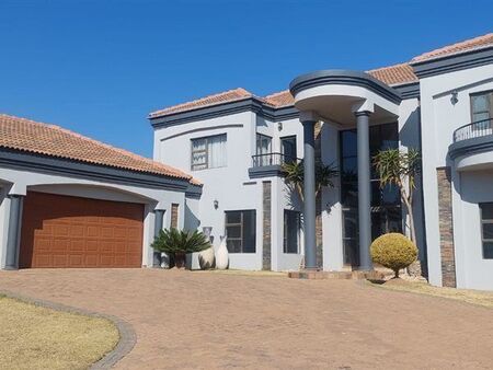 6 Bedroom House in Blue Valley Golf Estate
