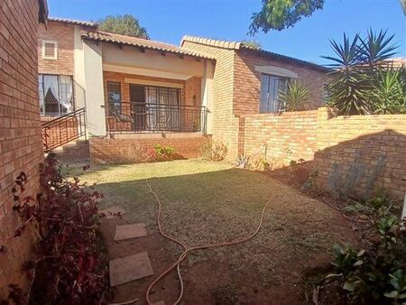 2 Bedroom Townhouse in Mooikloof Ridge