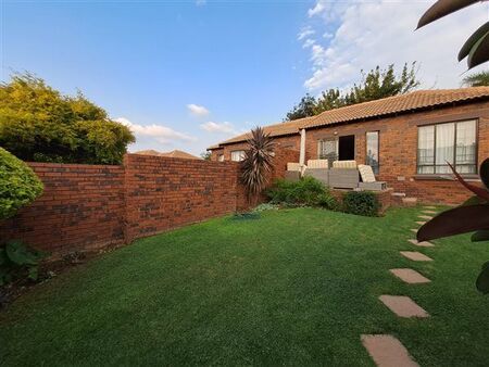 2 Bedroom Townhouse in Mooikloof Ridge