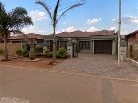 2 Bedroom House in Mahube Valley