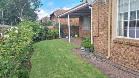 3 Bedroom townhouse - sectional to rent in Honeydew Manor, Roodepoort