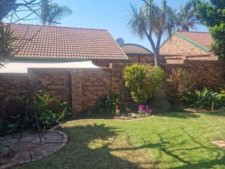 2 Bedroom townhouse - sectional to rent in Moreleta Park, Pretoria