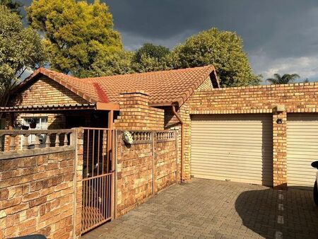 2 Bedroom townhouse - sectional to rent in Doornpoort, Pretoria