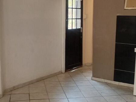 Bachelor apartment in Hyde Park