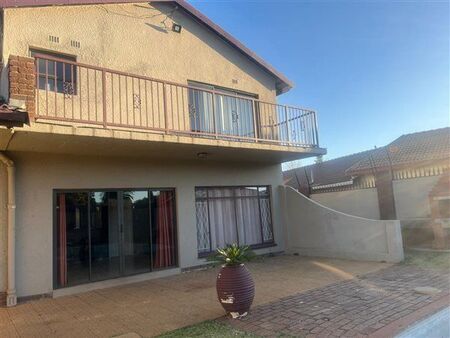 4 Bedroom House in Mayfield Park