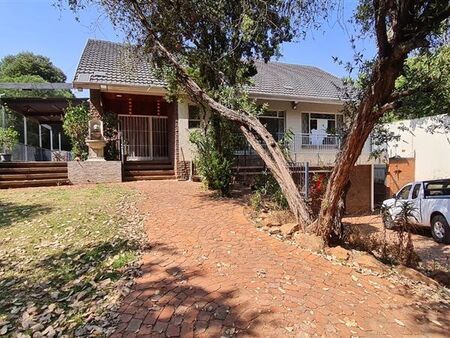 4 Bedroom House in Bedford Gardens