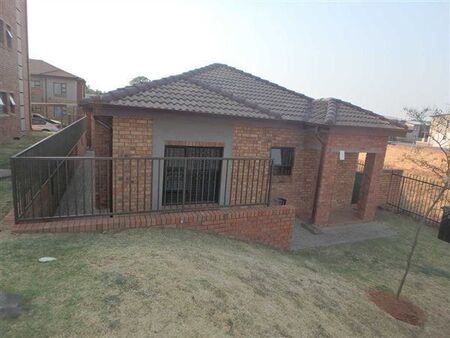 2 Bedroom Townhouse in Wilgeheuwel