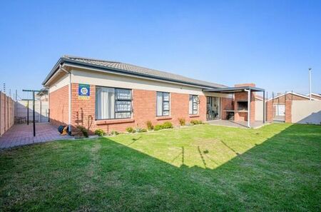 3 Bedroom townhouse - freehold to rent in Parsonsvlei, Port Elizabeth