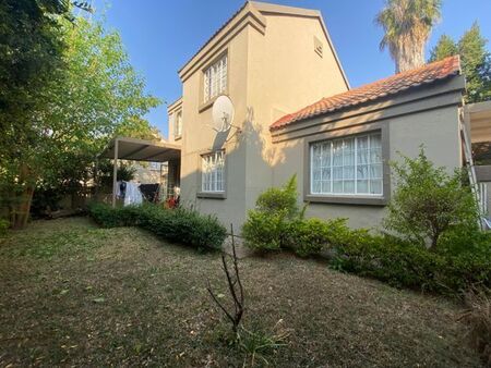 3 Bedroom duplex townhouse - sectional to rent in Equestria, Pretoria