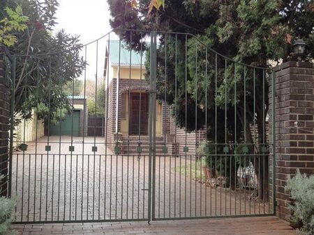 3 Bedroom House in Kensington