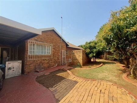 3 Bedroom House in Rooihuiskraal North