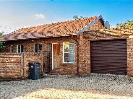 2 Bedroom Townhouse in Rooihuiskraal North