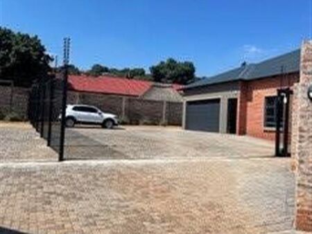 3 Bedroom Simplex in Silverton