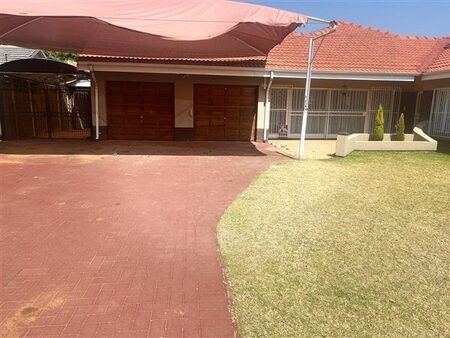 6 Bedroom House in Waterkloof Ridge