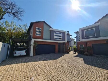 5 Bedroom Townhouse in Lynnwood