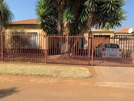 2 Bedroom House in Eloffsdal