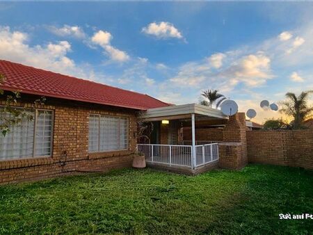 2 Bedroom Townhouse in Magalieskruin