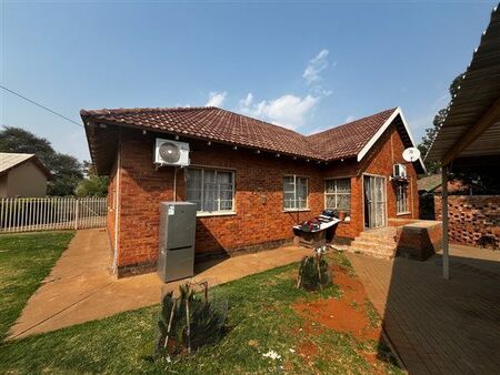 3 Bedroom House in Heuwelsig