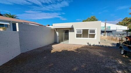 2 Bedroom flat to rent in Oudtshoorn North
