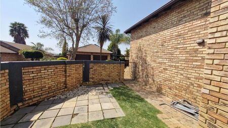 3 Bedroom townhouse - sectional to rent in Honeydew Ridge, Roodepoort