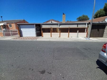 3 Bedroom house to rent in Westridge, Mitchells Plain
