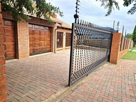 4 Bedroom House in Highveld