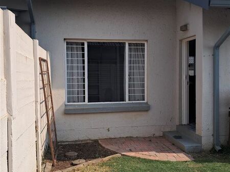1 Bedroom Townhouse in Rooihuiskraal North