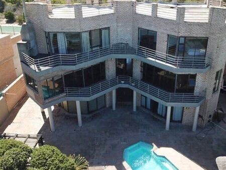 5 Bedroom House in Paradise Beach