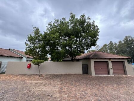 3 Bedroom townhouse - sectional to rent in North Riding, Randburg