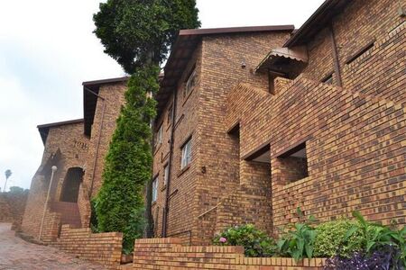 2 Bedroom townhouse - sectional to rent in Bruma, Johannesburg