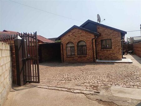 2 Bedroom House in Mahube Valley