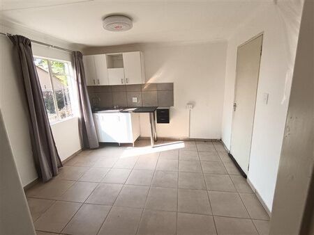1 Bedroom House in Kew
