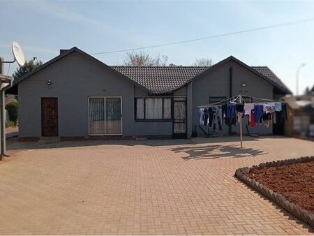 3 Bedroom House in Rondebult