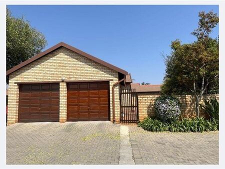 3 Bedroom Simplex in Willowbrook
