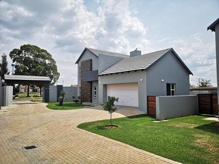 4 Bedroom Cluster in Waterkloof Ridge