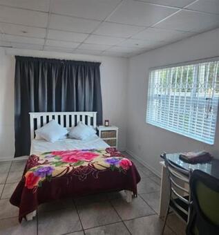 1 Bedroom House in Zonnebloem