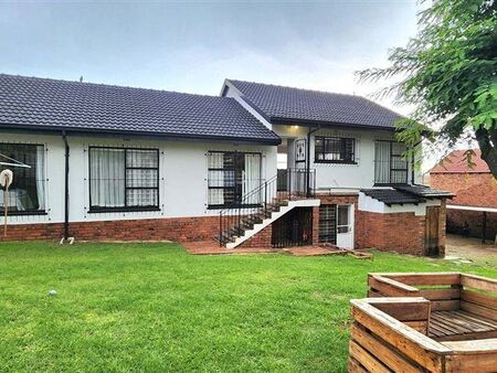 3 Bedroom House in Robertsham