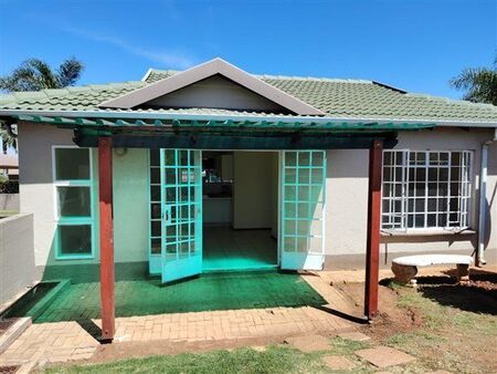 2 Bedroom Simplex in Sunward Park