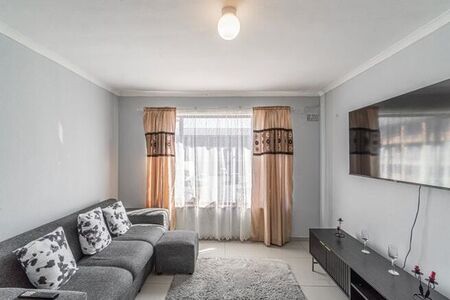 2 Bedroom flat to rent in Grassy Park, Cape Town
