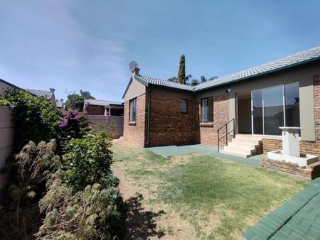 4 Bedroom townhouse - sectional to rent in Honeydew Ridge, Roodepoort
