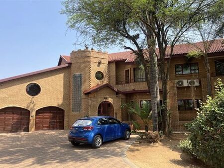 5 Bedroom House in Heuweloord