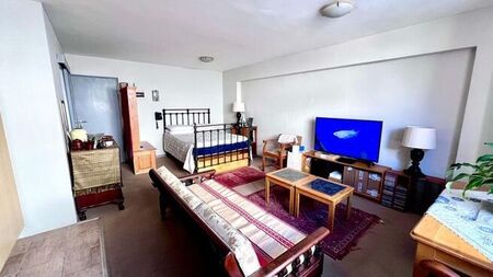 Bachelor Apartment to rent in Zonnebloem, Cape Town