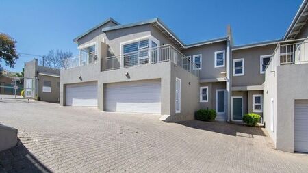 3 Bedroom duplex townhouse - sectional to rent in Bryanston, Sandton