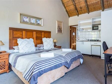 Bachelor apartment in Ruimsig Ah